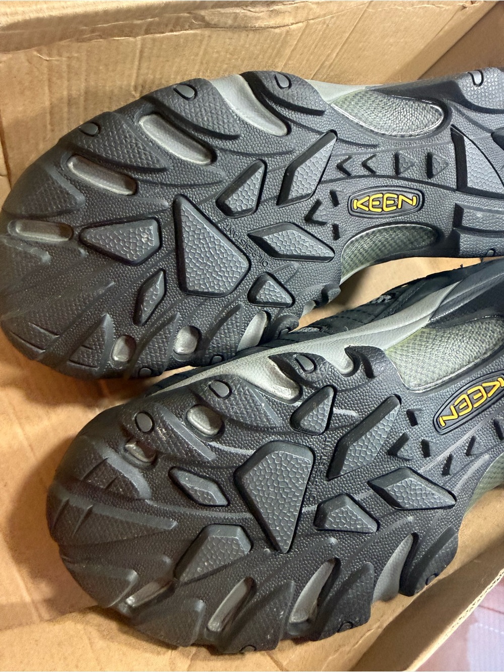 Keen Men's Black Outdoor Sandals with Orange Insoles - Picture 8 of 10